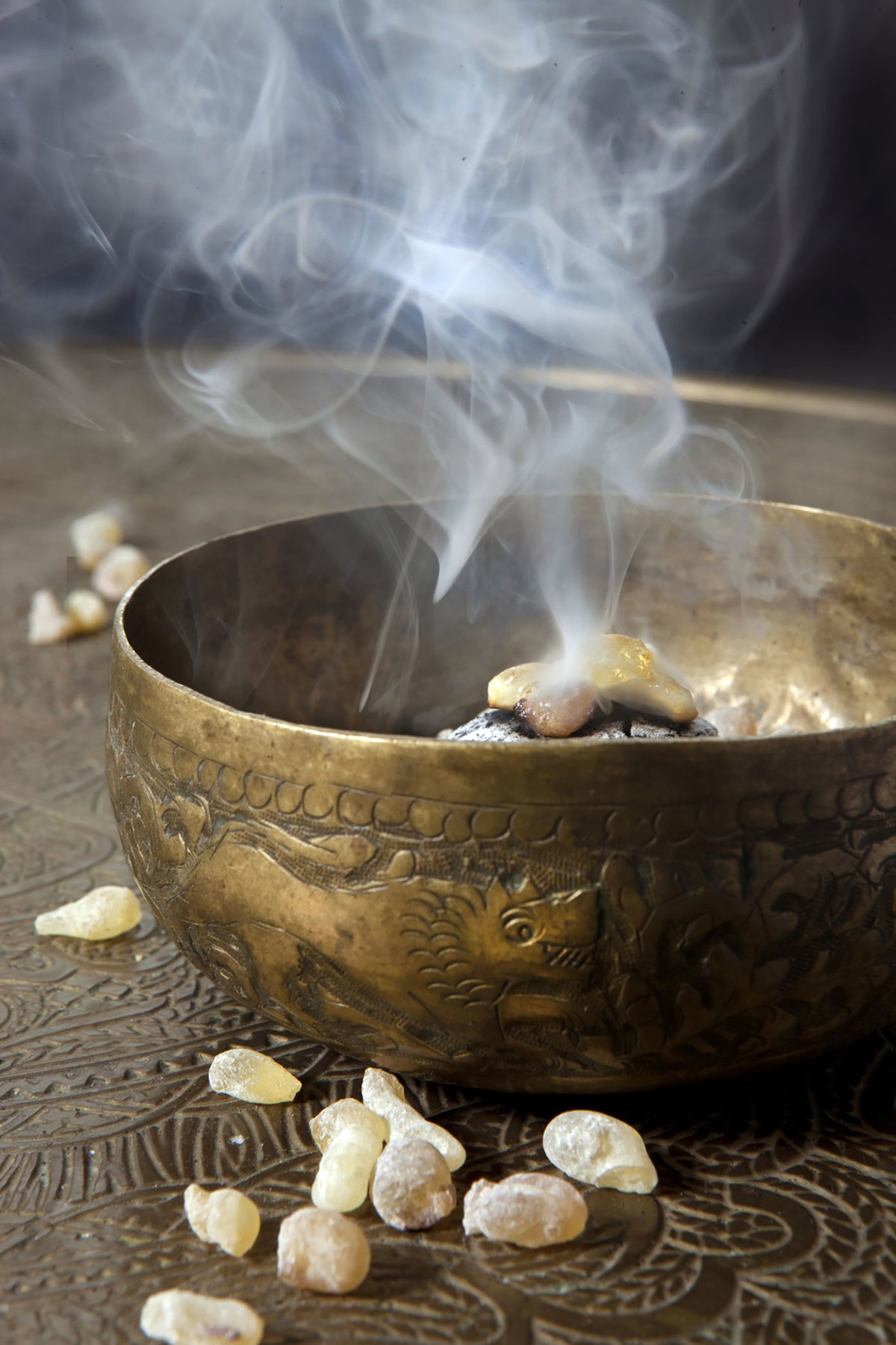 Ritual in den Rauhnächten: Räuchern mit Weihrauch oder Kräutern