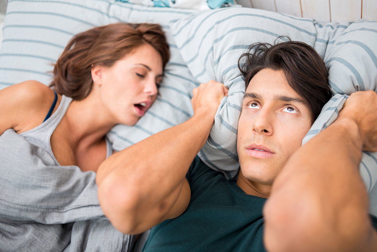 Zwar sägen Männer in der Regel lauter, doch Frauen schnarchen spätestens ab Mitte 40 mit ihnen um die Wette.