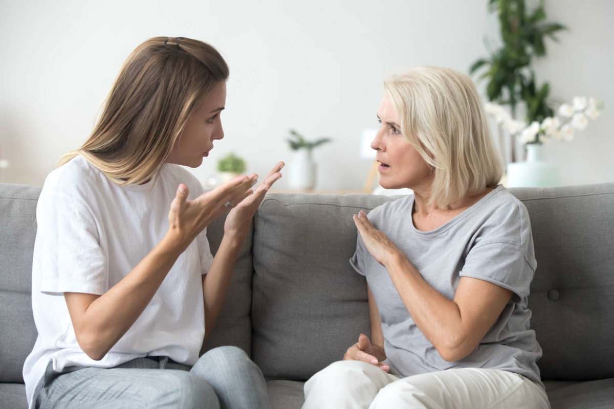 Mutter und Tochter haben Streit
