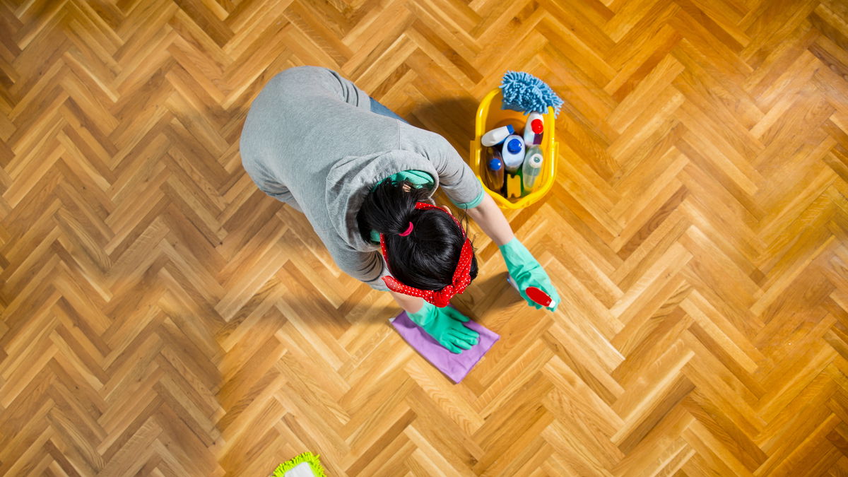 Perfekcyjna pielęgnacja parkietu: jak prawidłowo czyścić drewnianą podłogę?