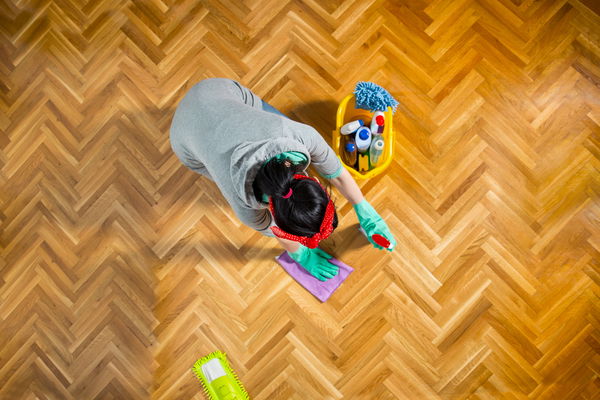 Perfekcyjna pielęgnacja parkietu: jak prawidłowo czyścić drewnianą podłogę?