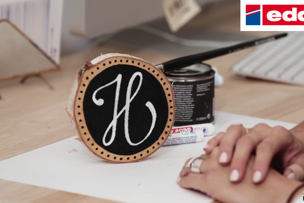 Hand lettering: We decorate a wooden coaster