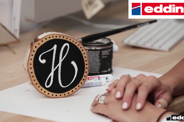 Handlettering : Nous décorons un dessous de plat en bois