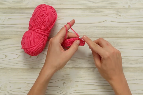 Learn to crochet: Simple instructions for crocheting double crochet