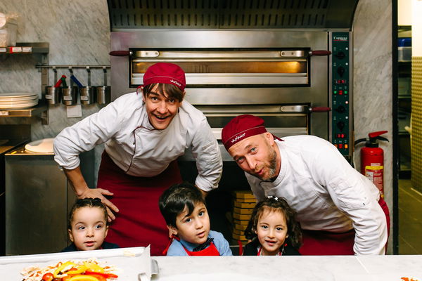 Wyjątkowo smaczna kampania charytatywna: Matze Knop piecze pizzę dla i z dziećmi w VAPIANO
