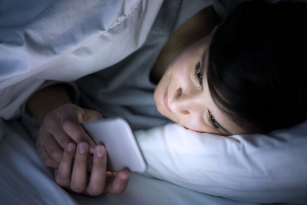 Lepsze zasypianie: 3 powody, dla których warto odłożyć telefon komórkowy na noc