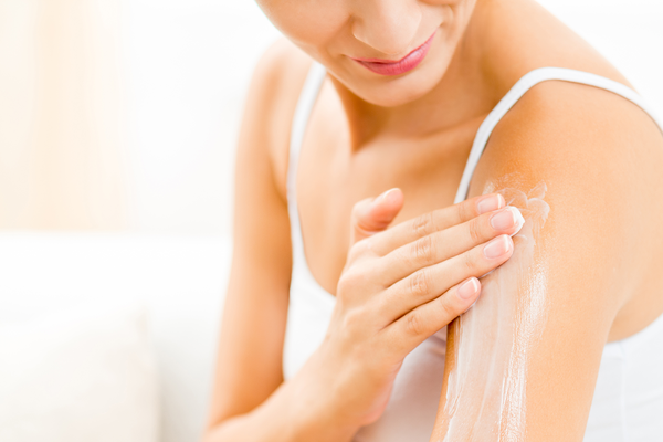 Bye-bye la peau de frottement : Les meilleurs conseils contre la kératose pilaire