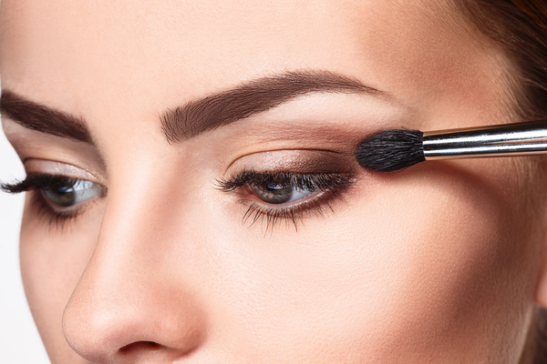 Soft smokey eyes in bronze tones: New Year's Eve glamor in 5 minutes