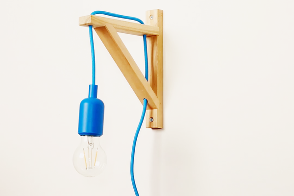 Video instructions: Make your own lamp from shelf brackets