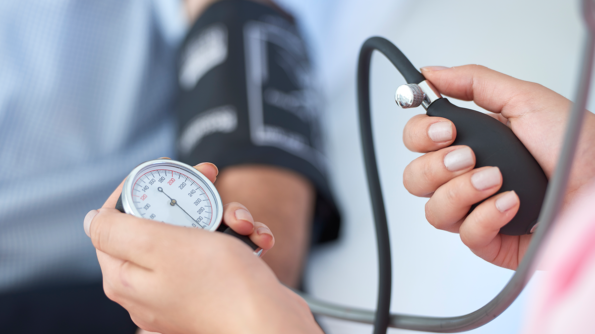 Hypertension artérielle : quand faut-il appeler les secours ?
