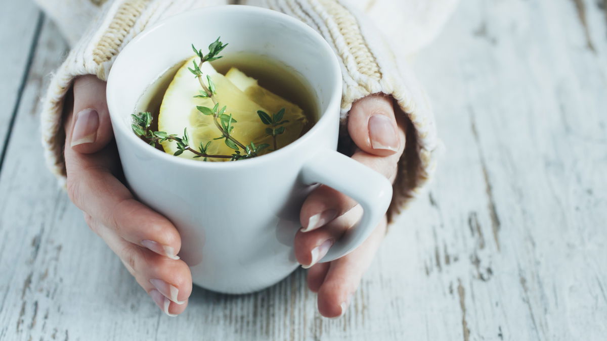 7 Mythes sur le rhume : le citron chaud, le repos au lit et le sauna sont-ils utiles ?