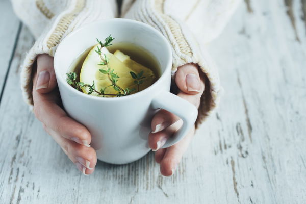 7 Mythes sur le rhume : le citron chaud, le repos au lit et le sauna sont-ils utiles ?