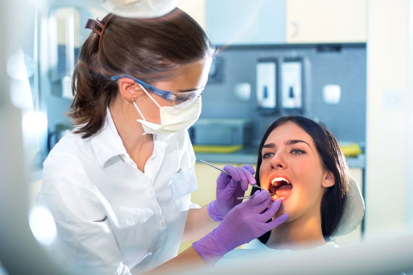 Des dents saines à long terme : 5 questions à la dentiste