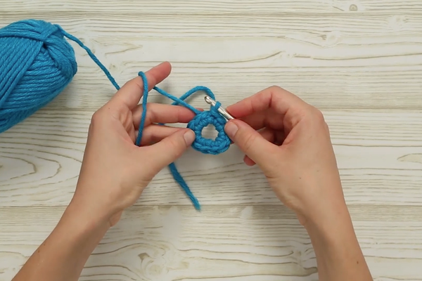 Learn to crochet: Thread ring