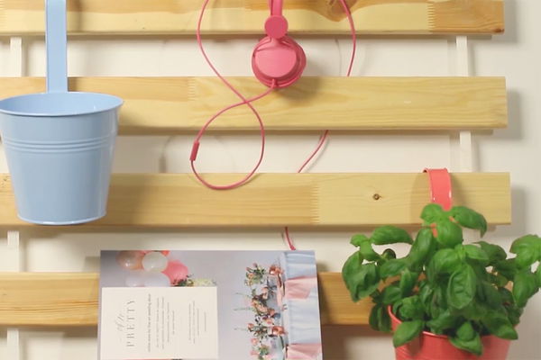 DIY instructions: Build your own wall organizer from a slatted frame