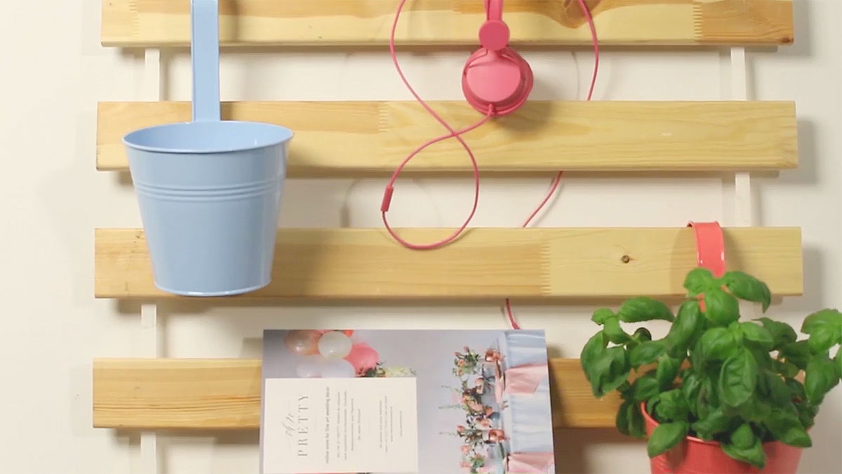 DIY instructions: Build your own wall organizer from a slatted frame