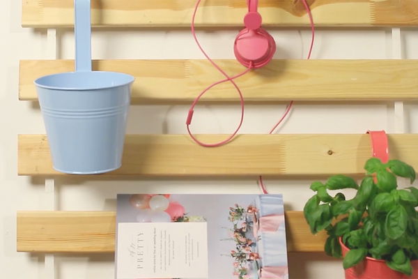 DIY talimatları: Çıtalı bir çerçeveden kendi duvar düzenleyicinizi oluşturun