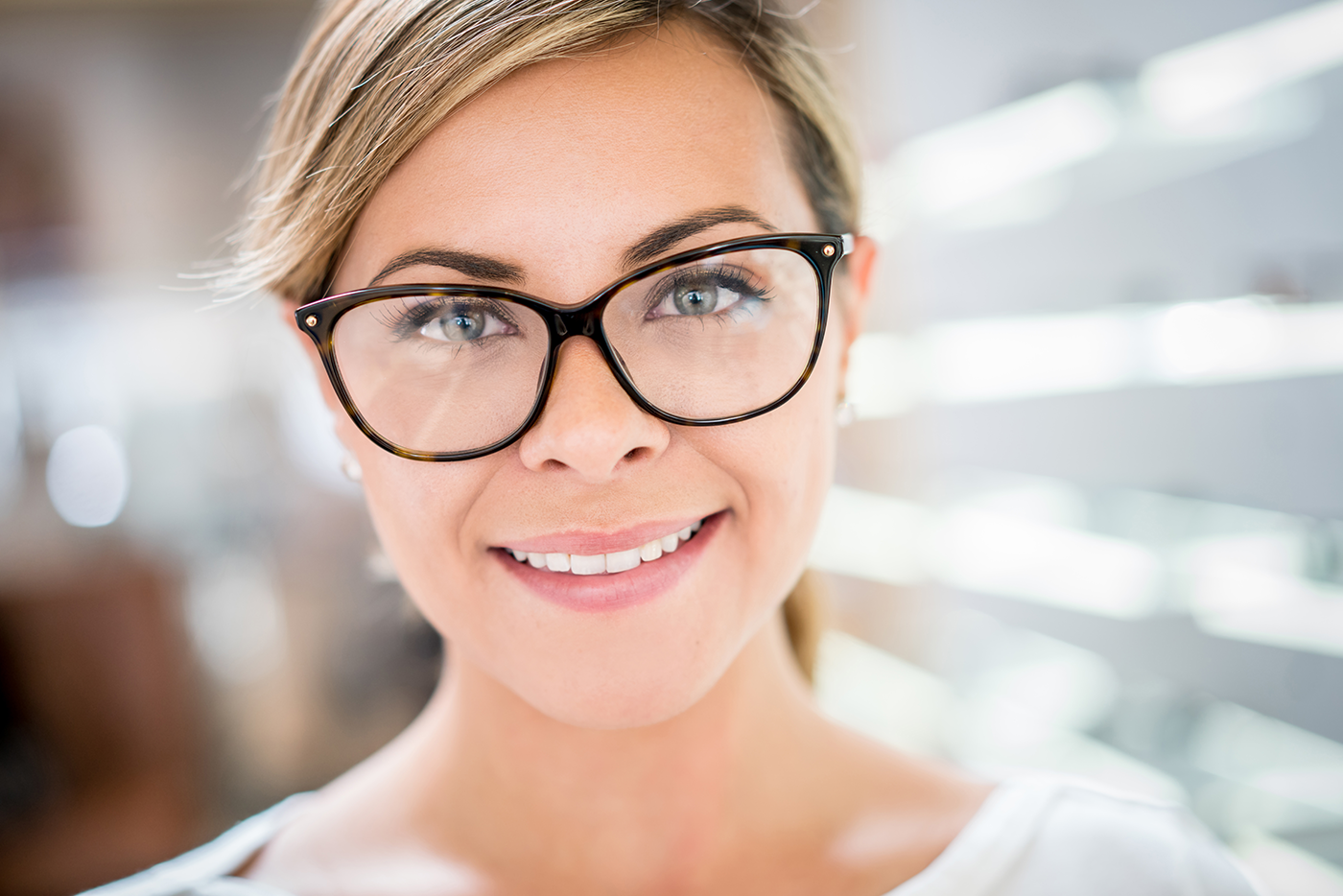 Un maquillage parfait avec des lunettes : conseils de maquillage pour myopes et hypermétropes