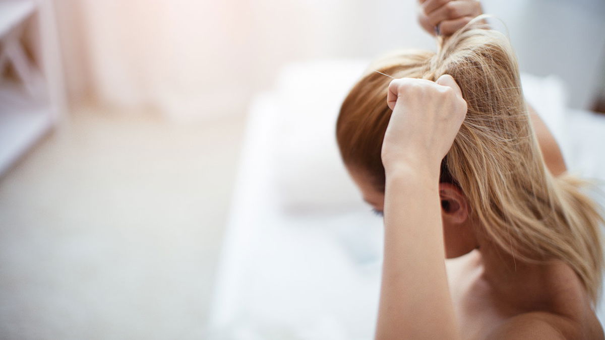 Chute de cheveux : les causes courantes et les remèdes