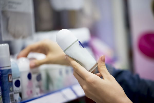 Alüminyum tuzlarının artıları ve eksileri: Deodorant düellosu