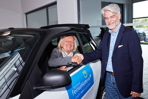 50 Deutsche Fersehlotterie-Gewinner freuen sich über einen smart fortwo Cabrio