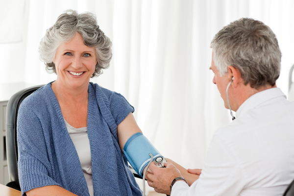 Mesurer la tension artérielle : Ne pas se fier aveuglément au médecin !
