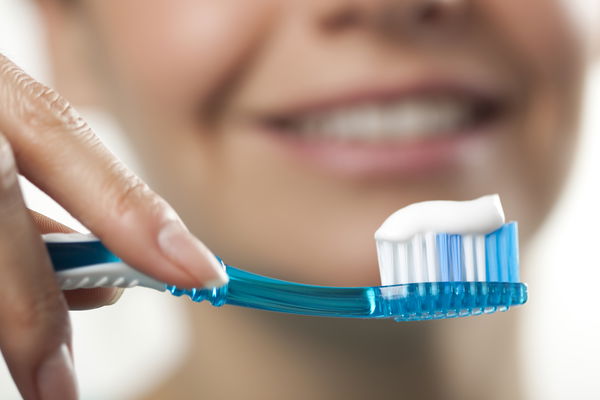 Triclosan dans le dentifrice et autres : quel est le danger réel de cette substance ?