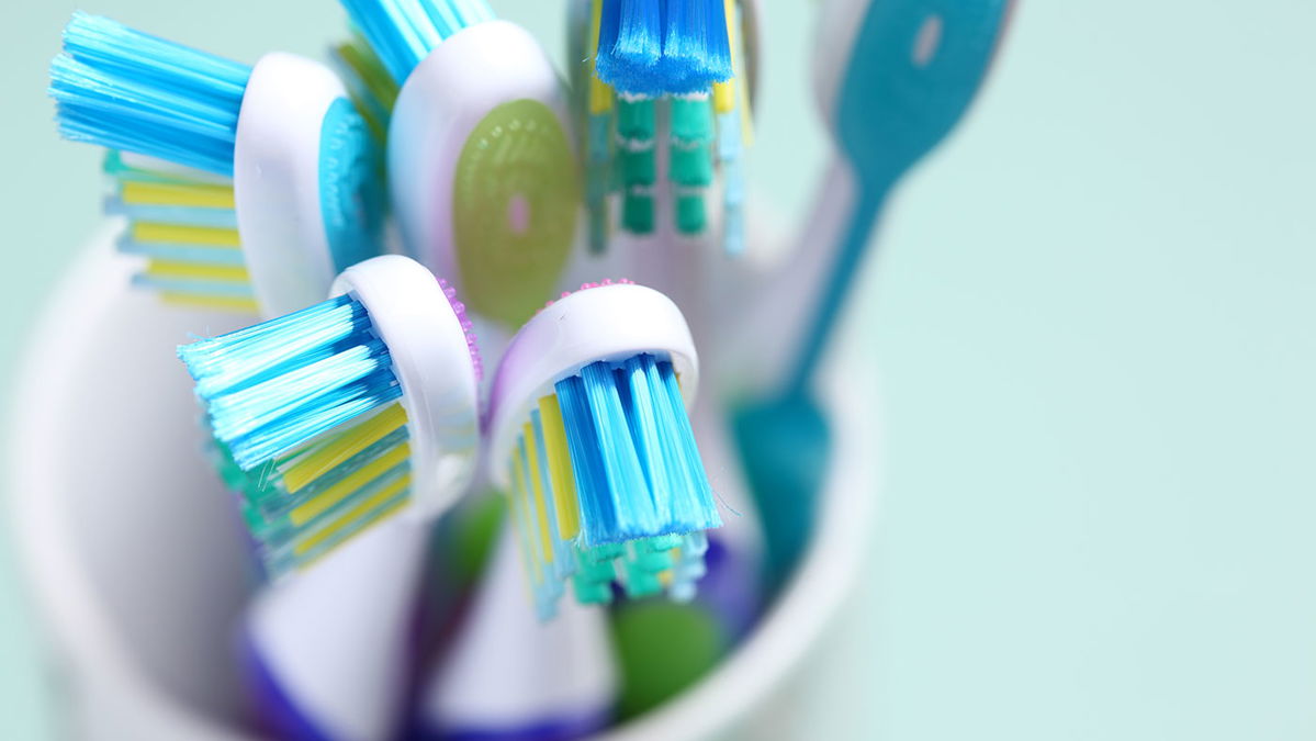 Les meilleures astuces de brossage avec des brosses à dents