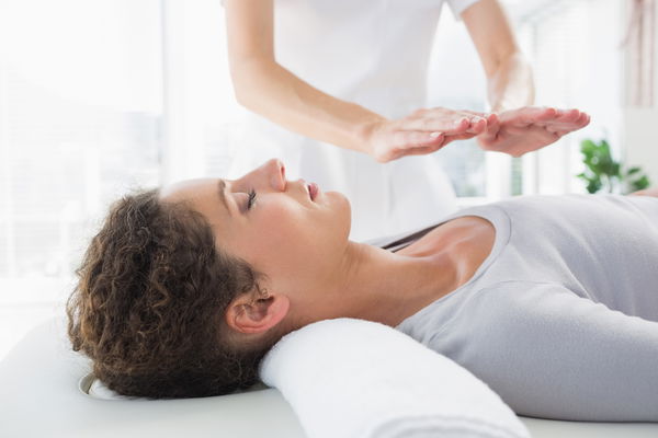 Zastosowanie Reiki: Uwalnianie blokad poprzez nakładanie rąk