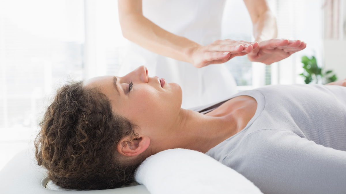 Reiki uygulaması: Elleri koyarak blokajları serbest bırakma