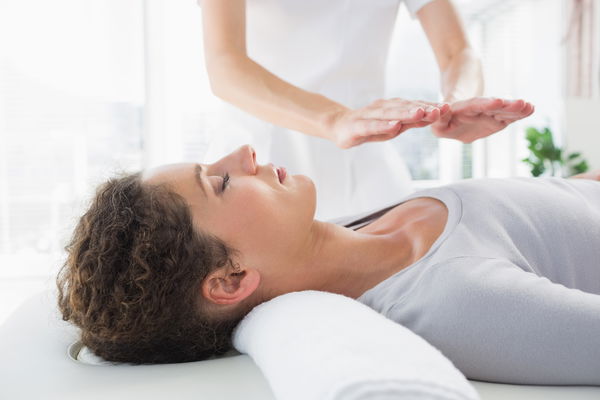 Reiki Anwendung: Blockaden lösen durch Handauflegen