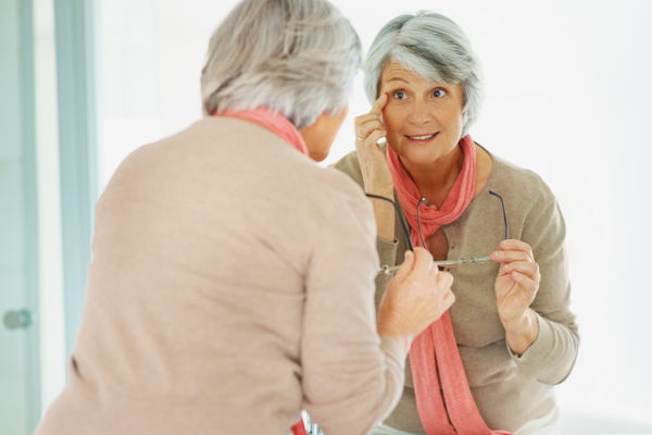Une infection fongique menace ! Voilà pourquoi l'entretien des lentilles de contact est si important