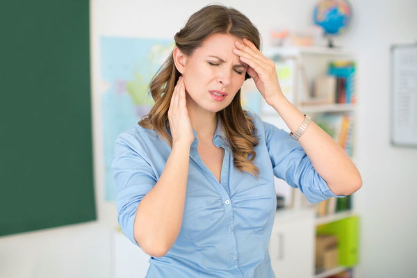 Aussi bonne que les comprimés : l'huile de menthe poivrée contre les maux de tête