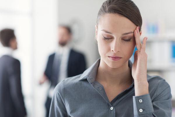 Regelmäßige Kopfschmerzen: Frauen leiden häufiger