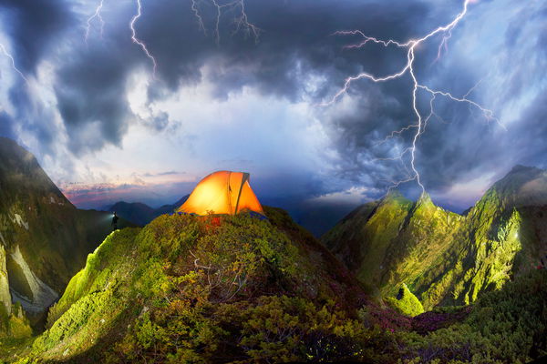 Correct behavior during thunderstorms: What to do when there is lightning and thunder?