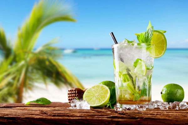Famous cocktails and trendy drinks to mix yourself