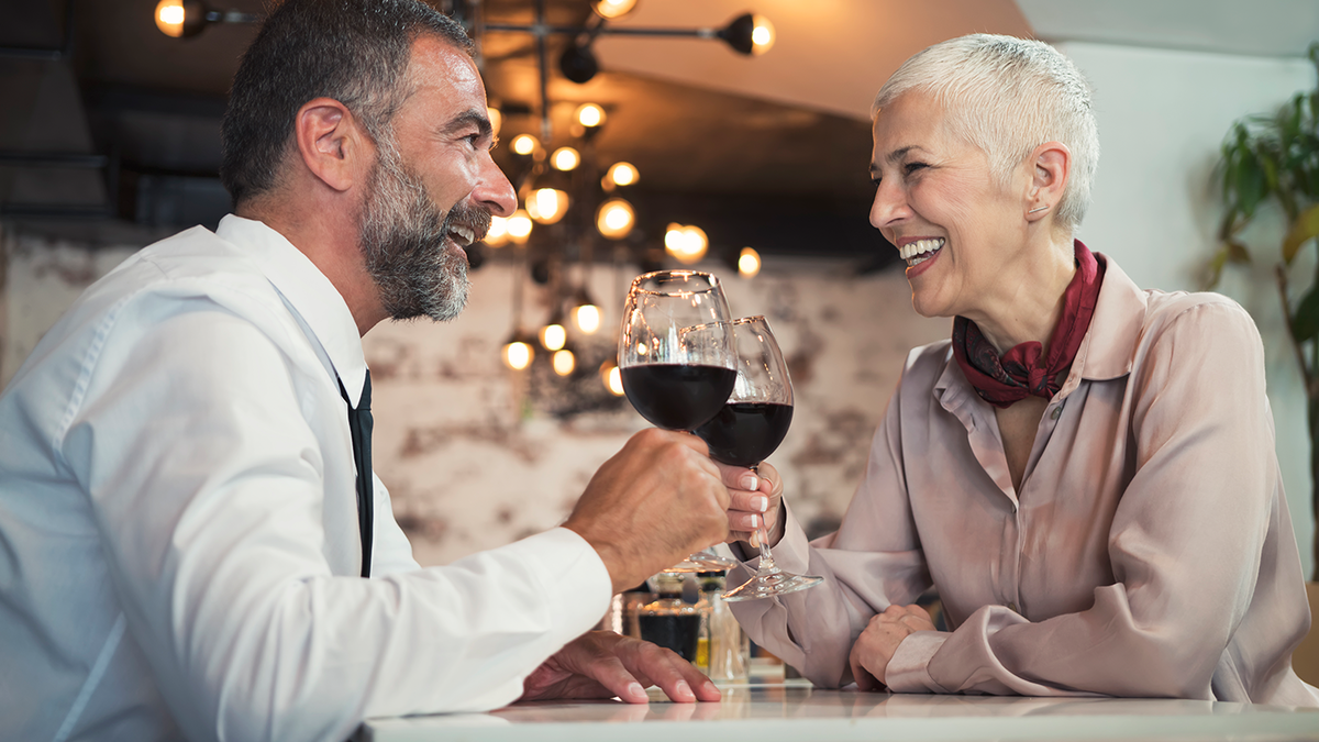 Rencontres après 50 ans : conseils et astuces pour réussir