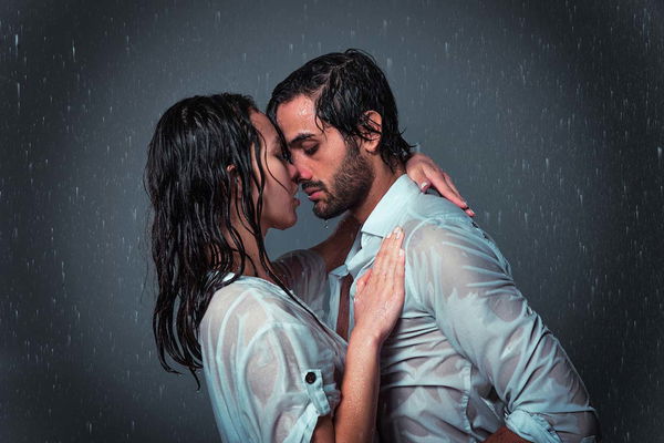 L'histoire érotique : numéro chaud sous la pluie