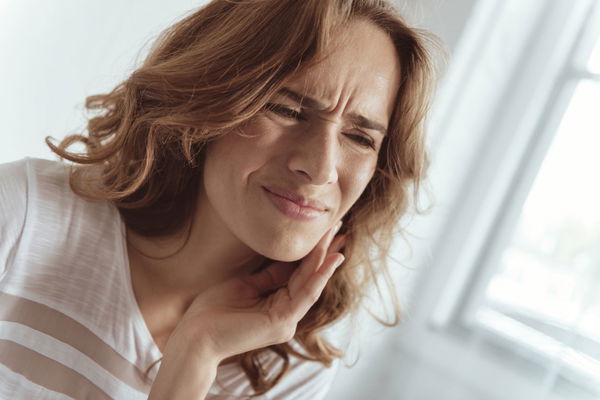 Grincer des dents la nuit : Qu'est-ce qui aide à lutter contre le bruxisme ?
