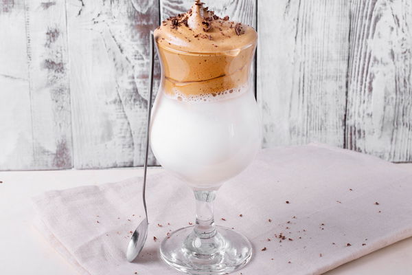 Le café Dalgona ? Voici maintenant Dalgona Martini !
