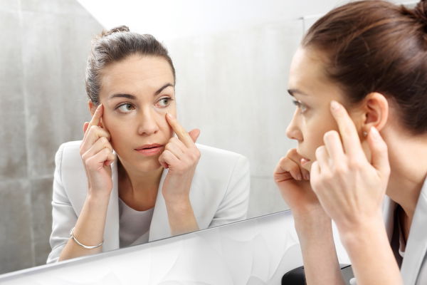 Visage gonflé le matin : voici comment y remédier