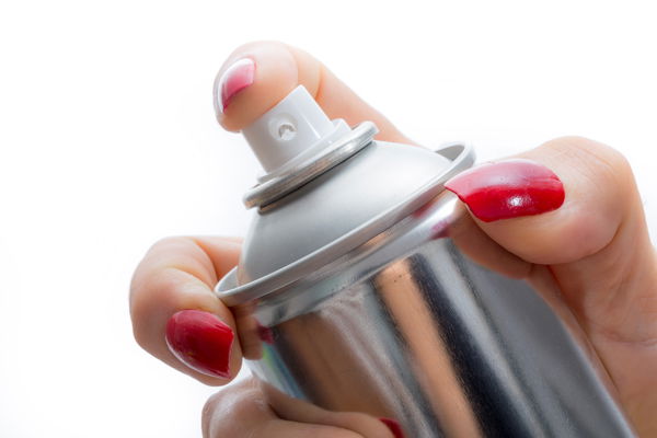 Remède de bonne femme : pour quoi d'autre utiliser la laque ?
