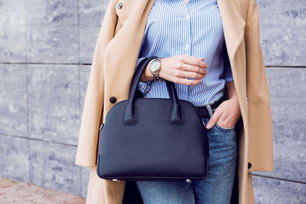 50 yaş üstü kadınlar için kot pantolonlar: Bu pantolonlar bahar için trend
