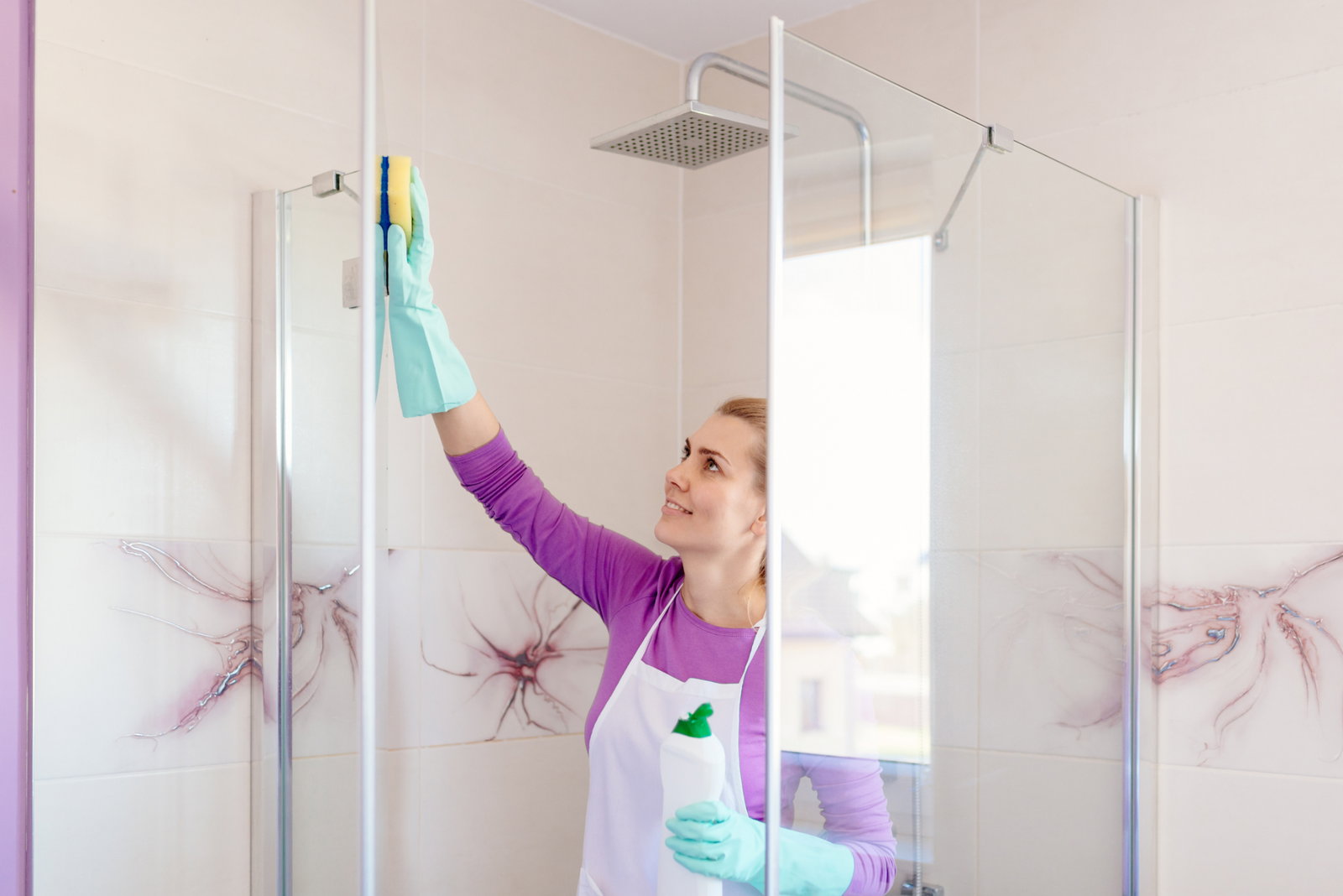 Cette astuce peu coûteuse permet de nettoyer les joints de la douche