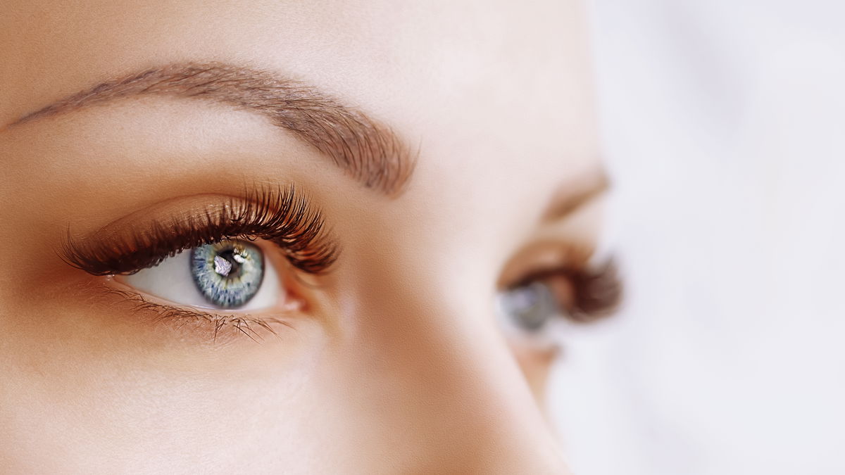 Paupières tombantes : ces 3 astuces de maquillage ont un effet liftant !