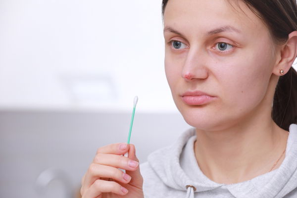 Herpès nasal : ce que l'on peut faire contre ces virus très contagieux