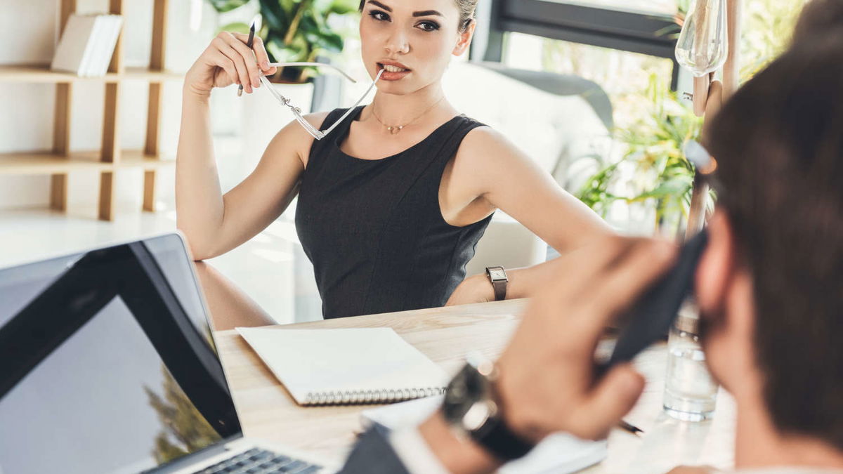 Erotische Geschichte: Heiße Überstunden im Büro