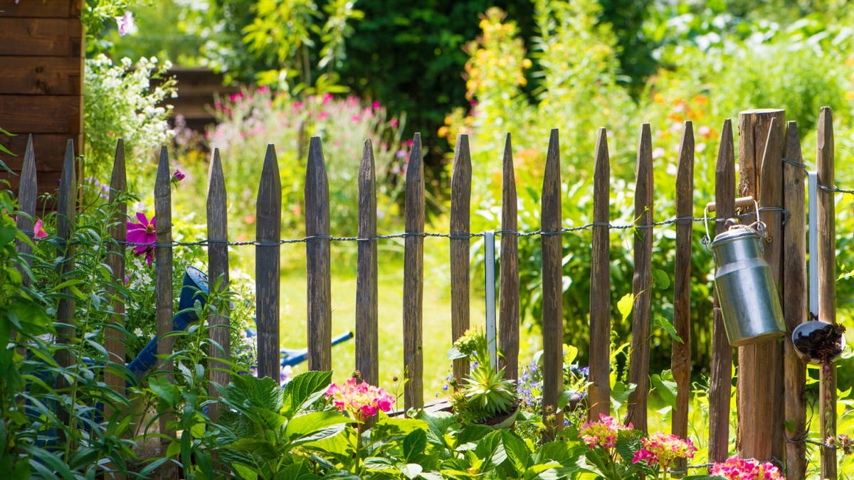 Fence posts: how to turn them into decorative elements