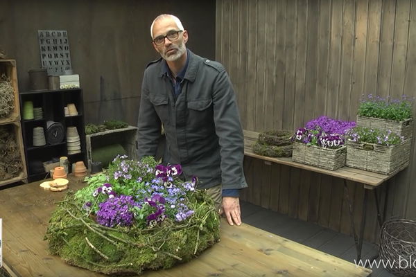 Do it yourself: Design your own forest wreath decoration idea