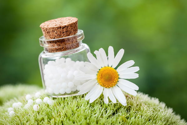 Sanfte Heilung mit Globuli: Das steckt hinter der homöopathischen Hausapotheke